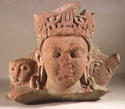 رأس Vaikuntha Vishnu ، Mathura ، Utter Pradesh (الحجر الرملي الأحمر) بواسطة المدرسة الهندية