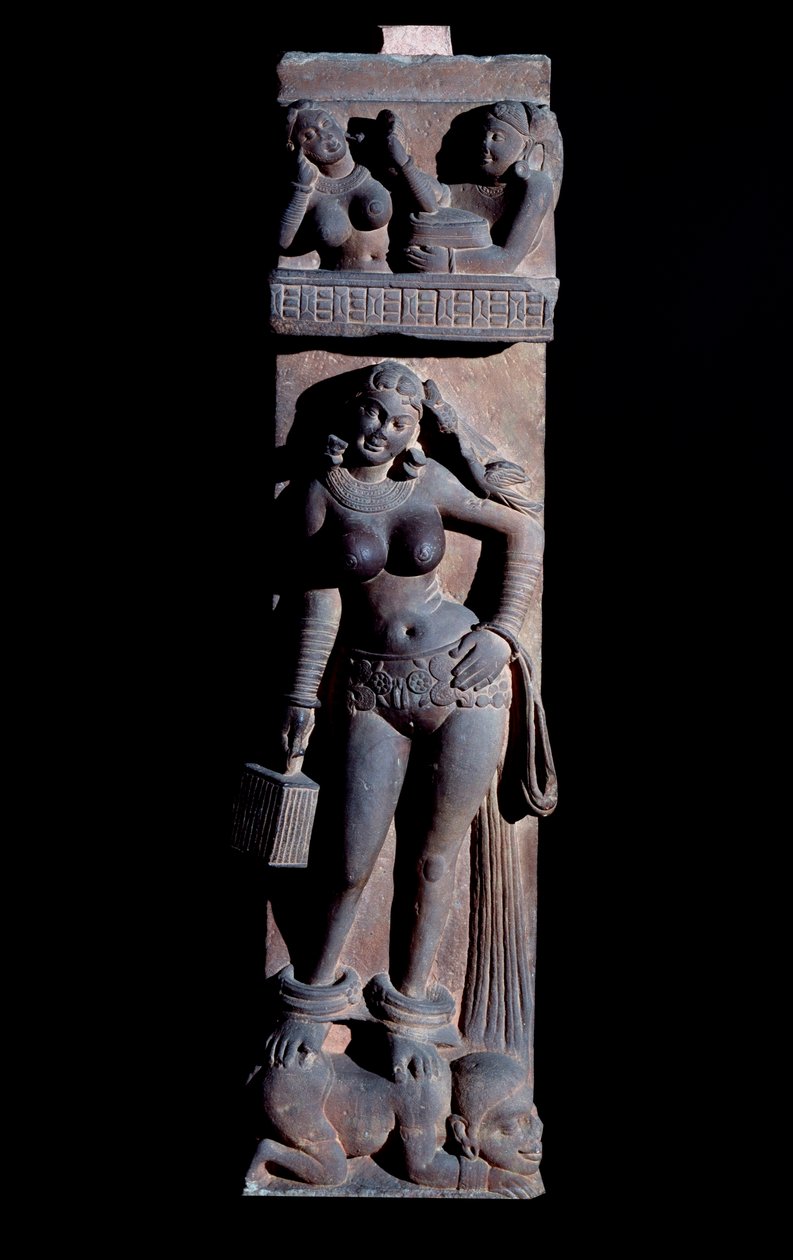 الهندوسية: تمثيل لروح Yakshini (Yaksi) الطبيعة ، ممسكة بقفص وببغاء ، تقف على قزم - (Yaksi مع ببغاء و قفص ، تقف على قزم) نحت لماثورا ، gres (ماثورا النحت ، الحجر الرملي) القرن الثاني (القرن الثاني بواسطة المدرسة الهندية