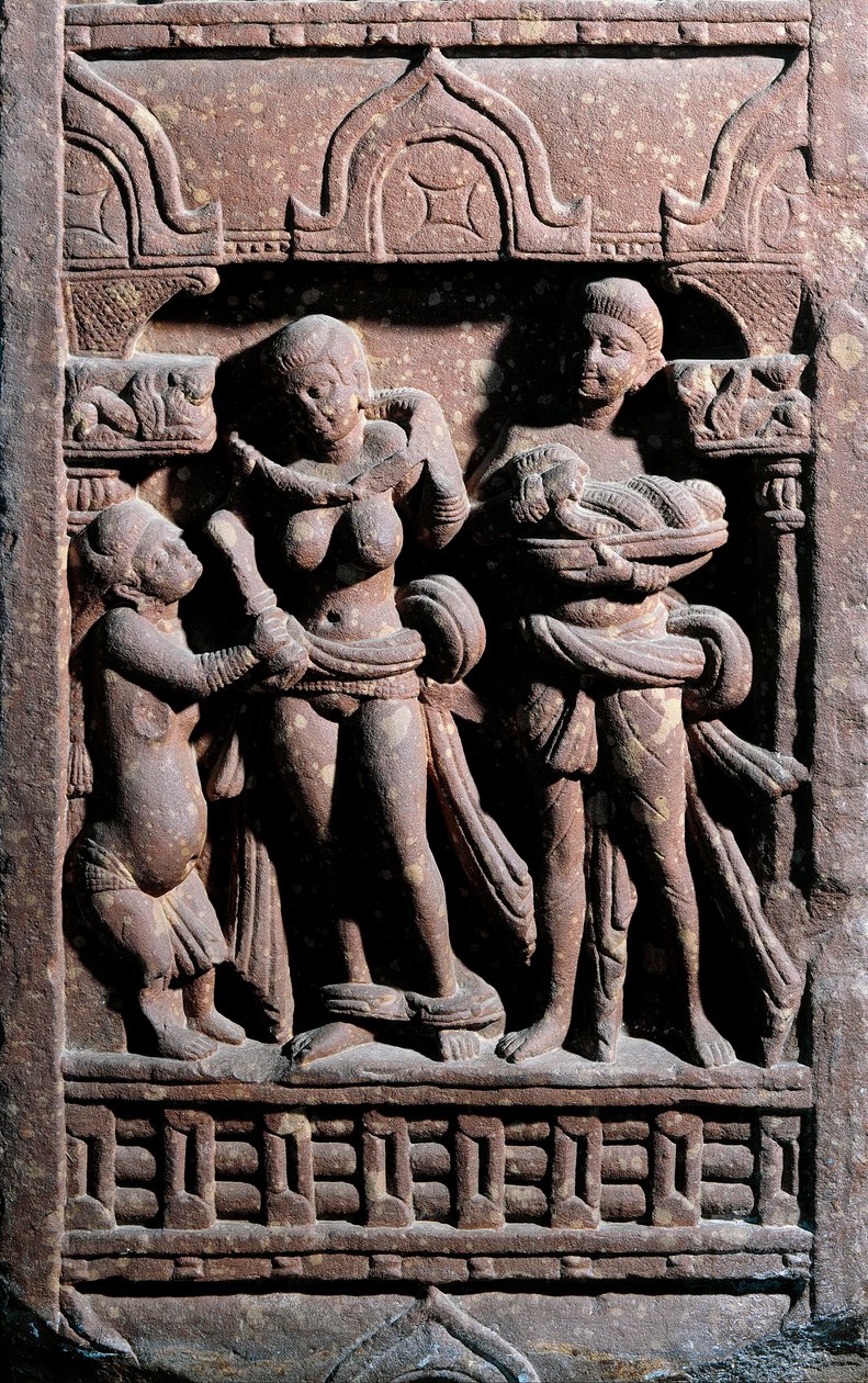 الفن الهندي: Sundarananda (Nanda) تساعد Sundari في الحصول على مرحاضها. فترة كوشان (كوشان أو كوشان) بواسطة المدرسة الهندية