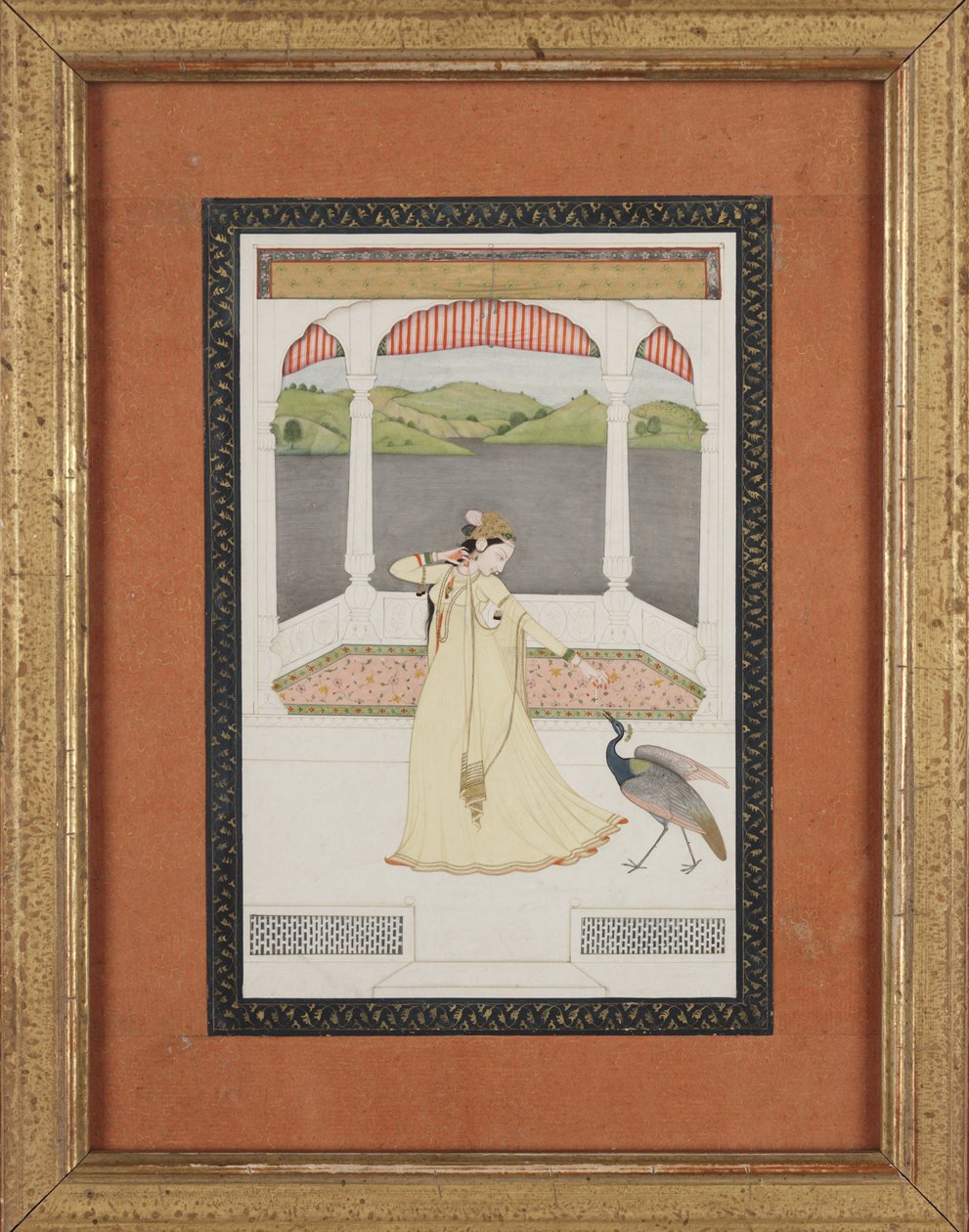 سيدة تغري طاووسًا بخيط من اللؤلؤ ، حوالي 1800 (غواش وذهب على ورق) بواسطة المدرسة الهندية