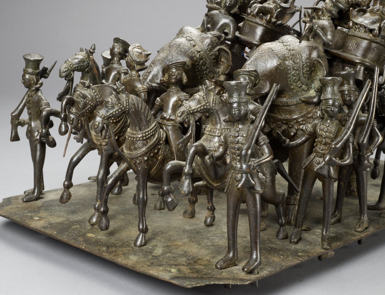 موكب ملك العود يركب مع المقيم البريطاني على الأفيال حوالي عام 1820 (برونزي) (تفاصيل 119069) بواسطة المدرسة الهندية