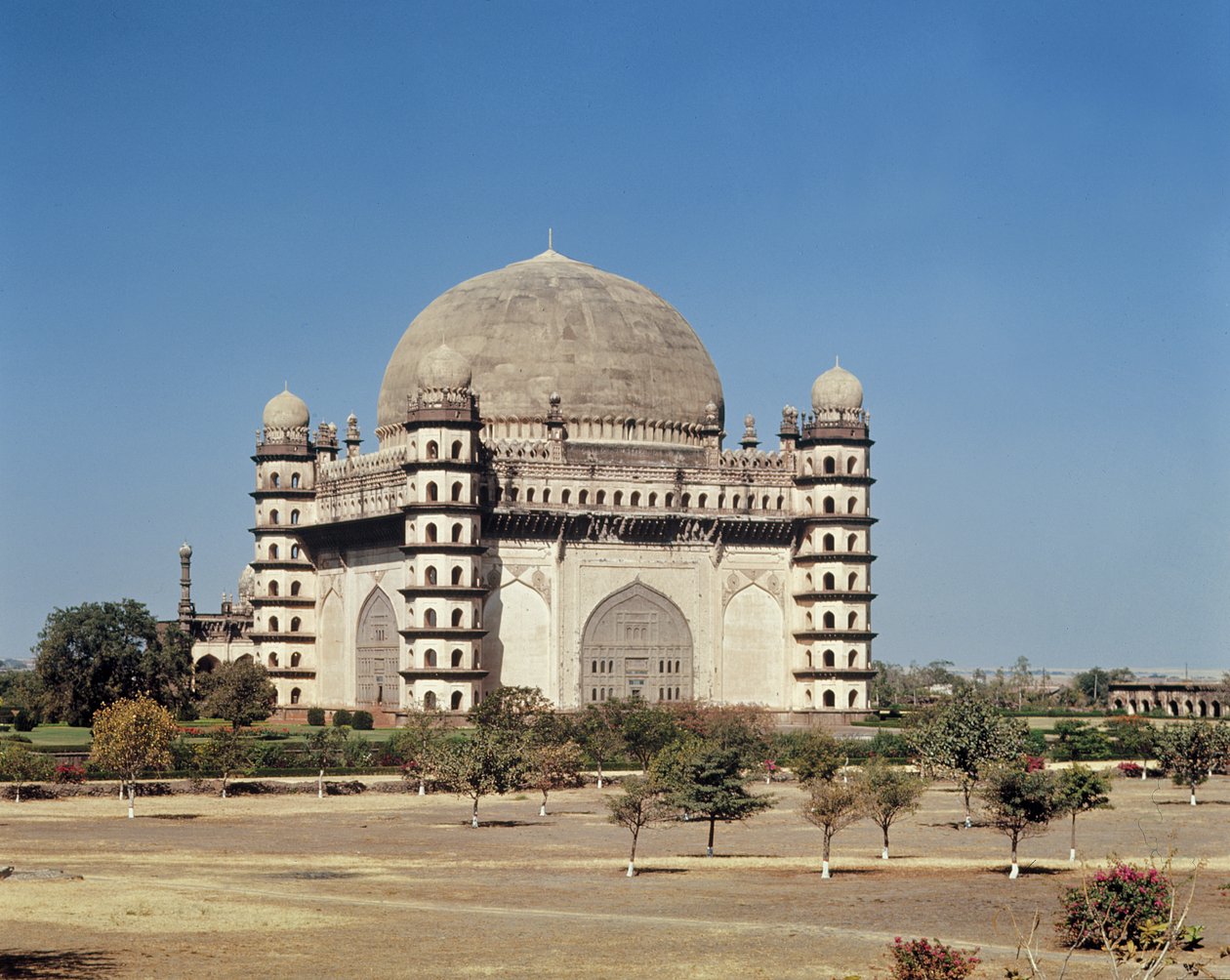 منظر لجول جومباز ، ضريح محمد عادل شاه الثاني (1627-57) الذي بني عام 1659 بواسطة المدرسة الهندية