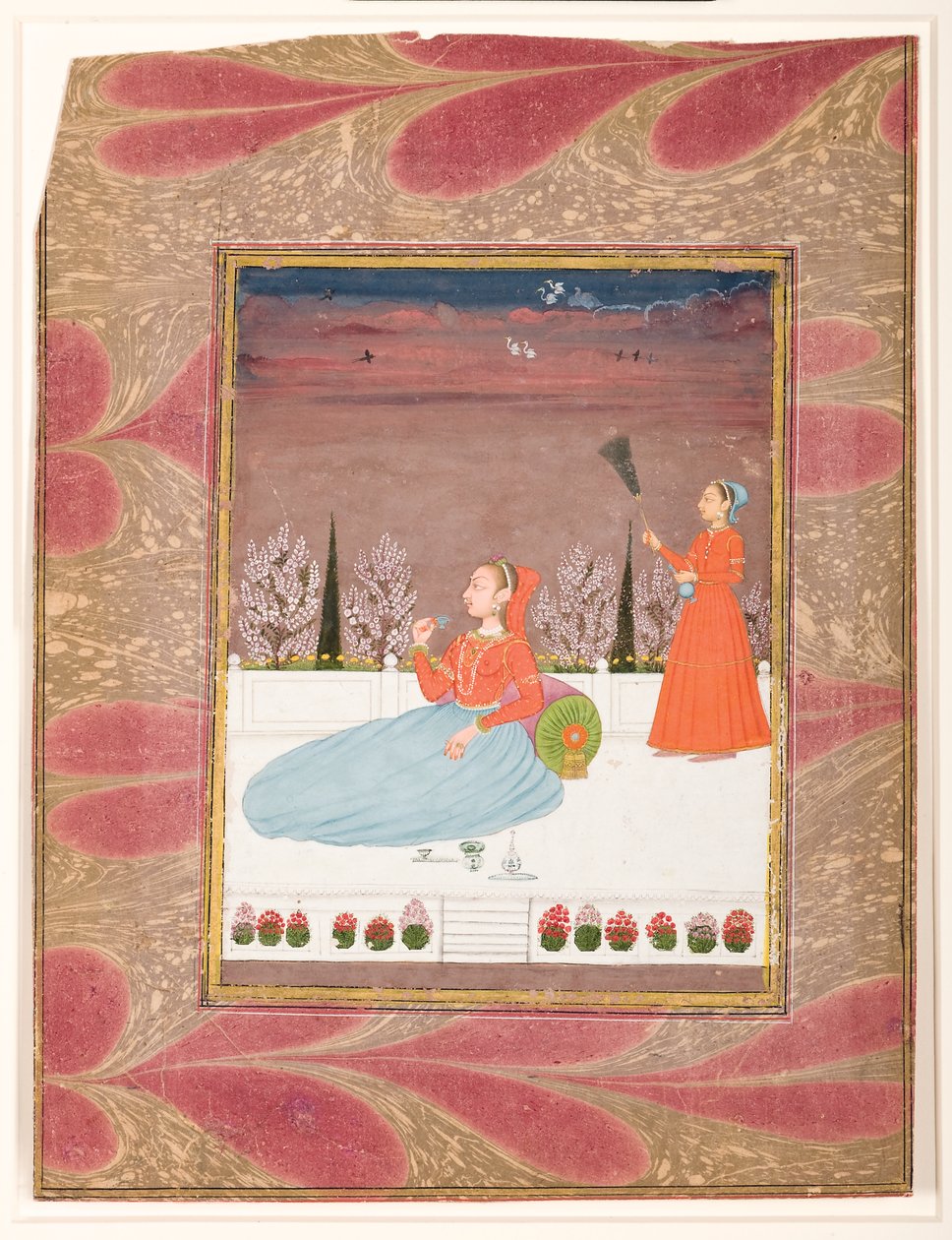 امرأة جالسة على شرفة مع مضيفة مع شاوري ، c.1735 (مرحاض غير شفاف وذهب على ورق) بواسطة المدرسة الهندية
