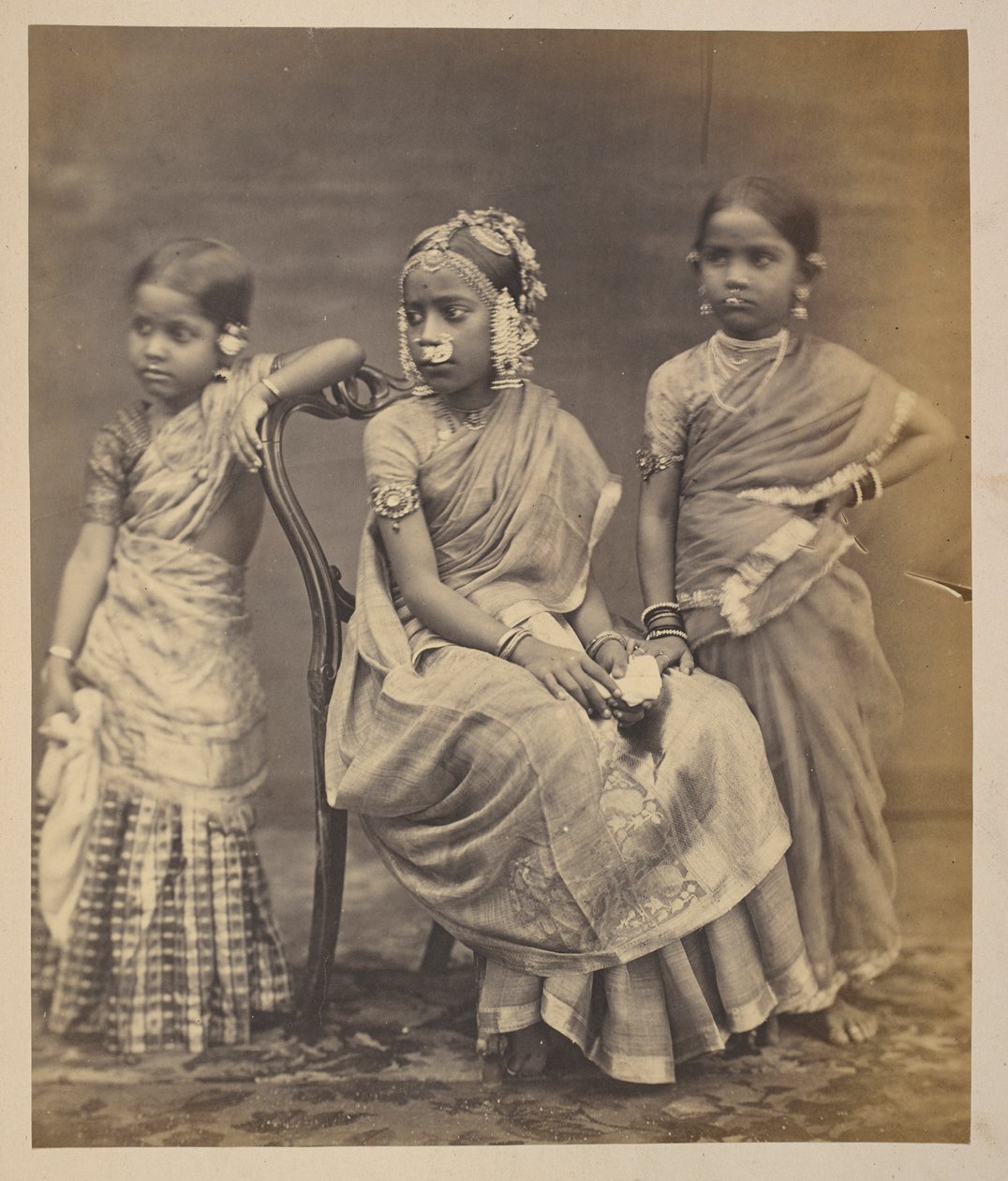 مجموعة أطفال من مدراس ، تظهر طريقة ارتداء المجوهرات ، حوالي 1870 (صورة بني داكن) بواسطة مصور هندي