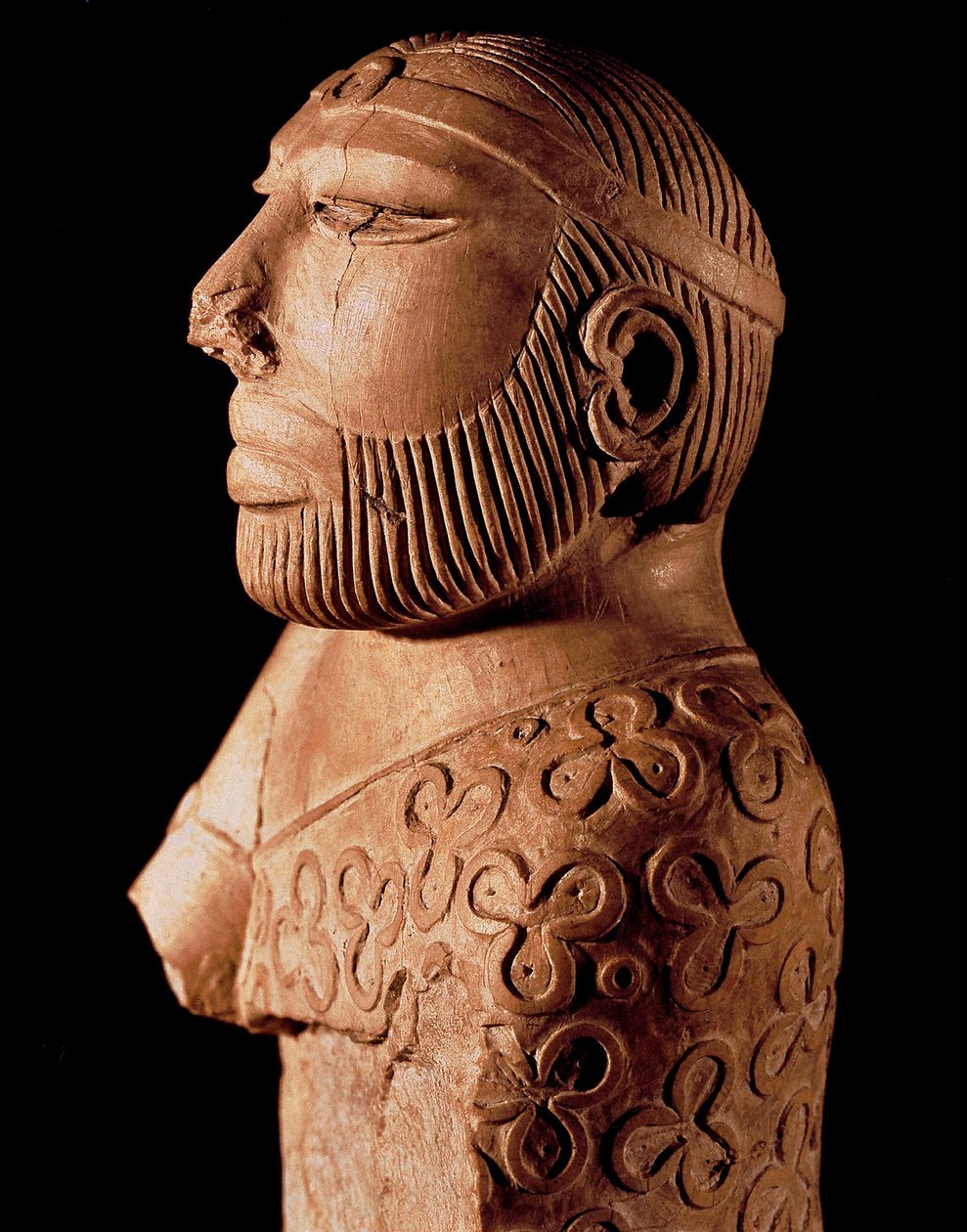 حضارة وادي السند: تمثال نصفي خشبي للملك الكاهن. حوالي 2000 ق. من موقع Mohenjo-Daro في باكستان. المتحف الوطني الباكستاني ، كراتشي. بواسطة حضارة وادي السند