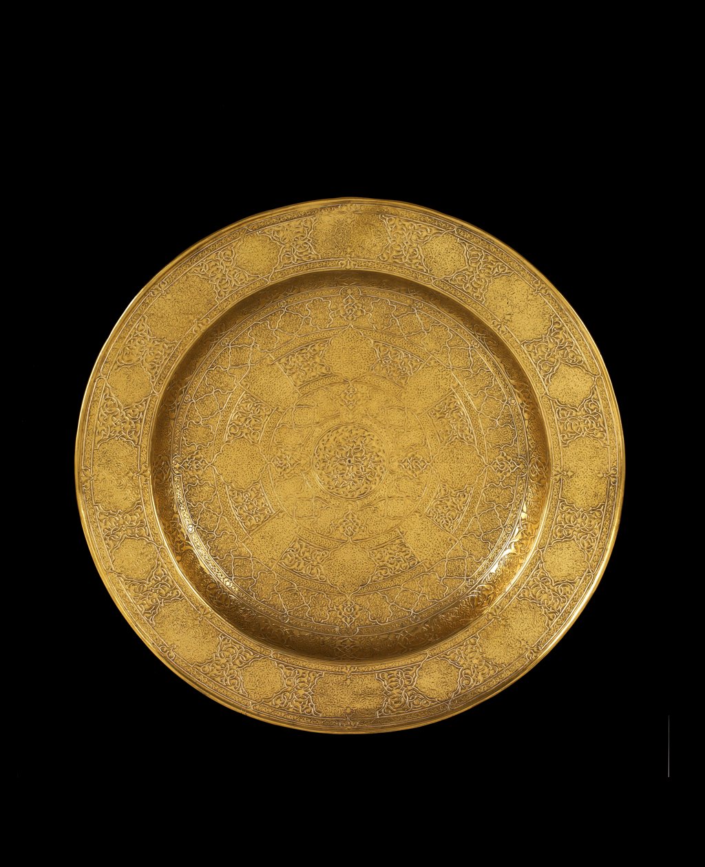 طبق من النحاس المحفور بالفضة والترصيع بالذهب ، 1575-1599 بواسطة المدرسة الإيرانية