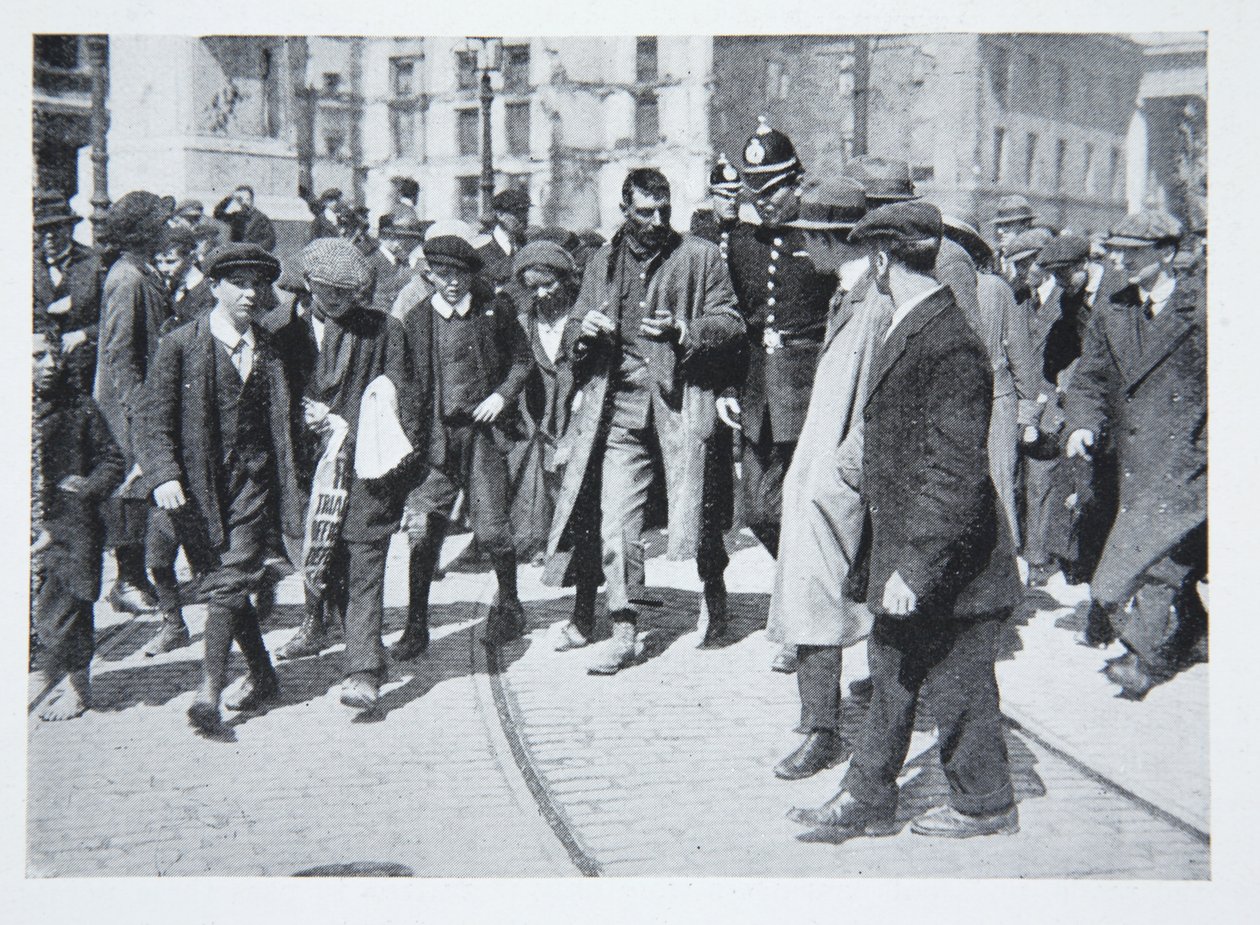 شارع مزدحم خلال الثورة ، من سجل مصور لثورة فين فين في دبلن ، أبريل 1916 بواسطة مصور ايرلندي