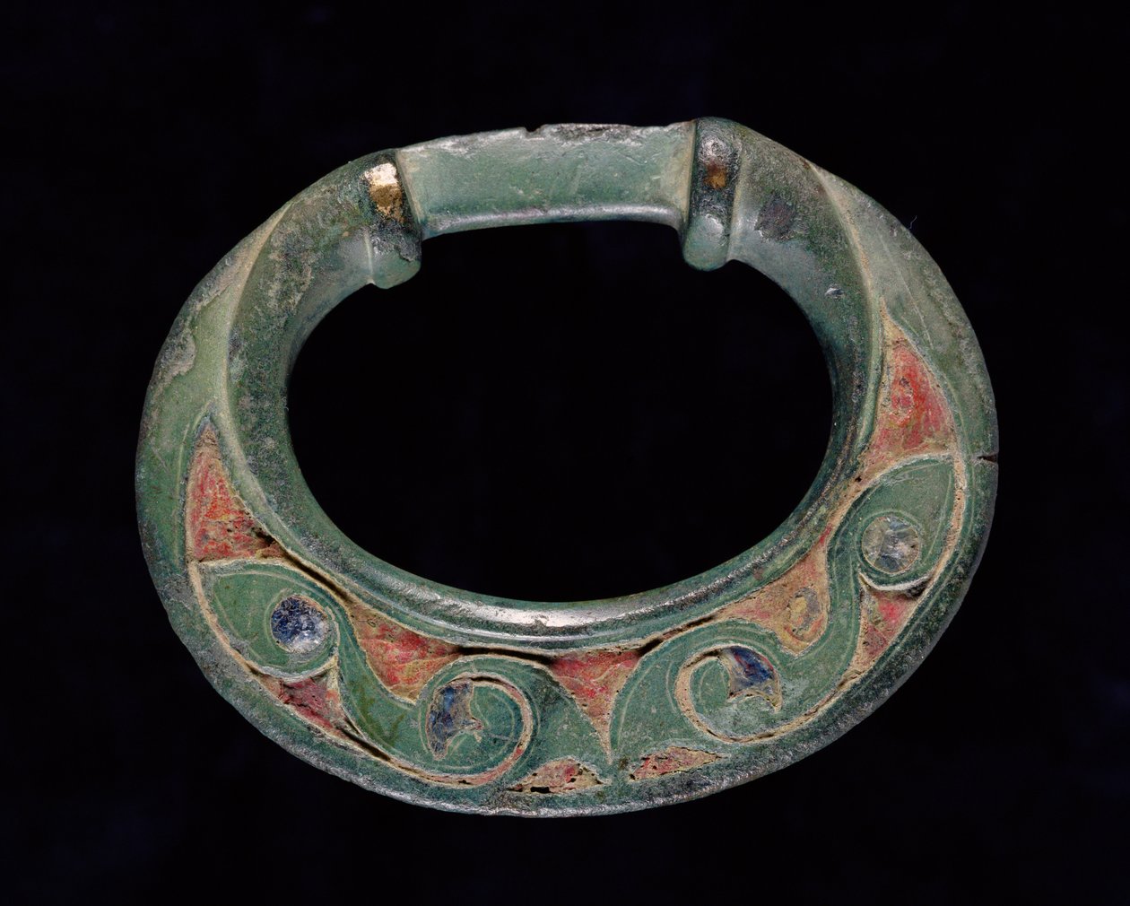 خاتم Rein (Terret) ، العصر الحديدي (البرونز المصبوب مع ترصيع الزجاج الأحمر والأزرق) بواسطة العصر الحديدي