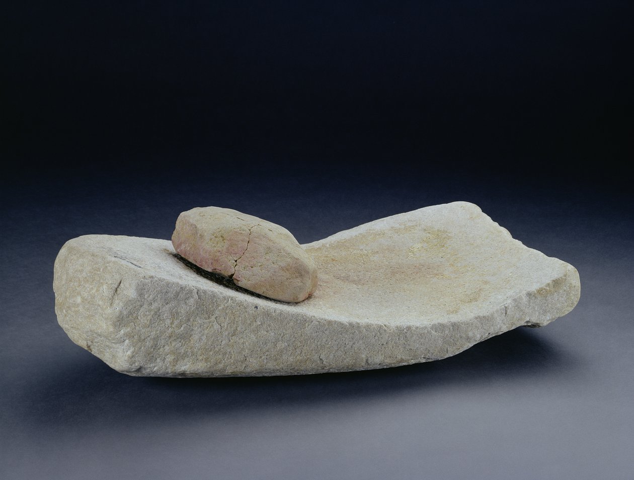 سرخة سرخسية بحجر طحن ، من مزرعة في Mingies Ditch ، Oxfordshire ، العصر الحديدي بواسطة العصر الحديدي
