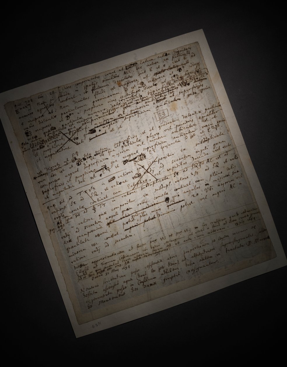 صفحتان من المراجعات على Principia Mathematica بواسطة إسحاق نيوتن