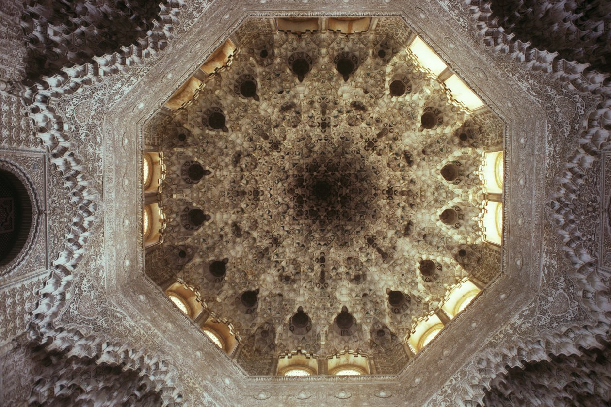 سقف قاعة Abencerrajes بواسطة مدرسة إسلامية