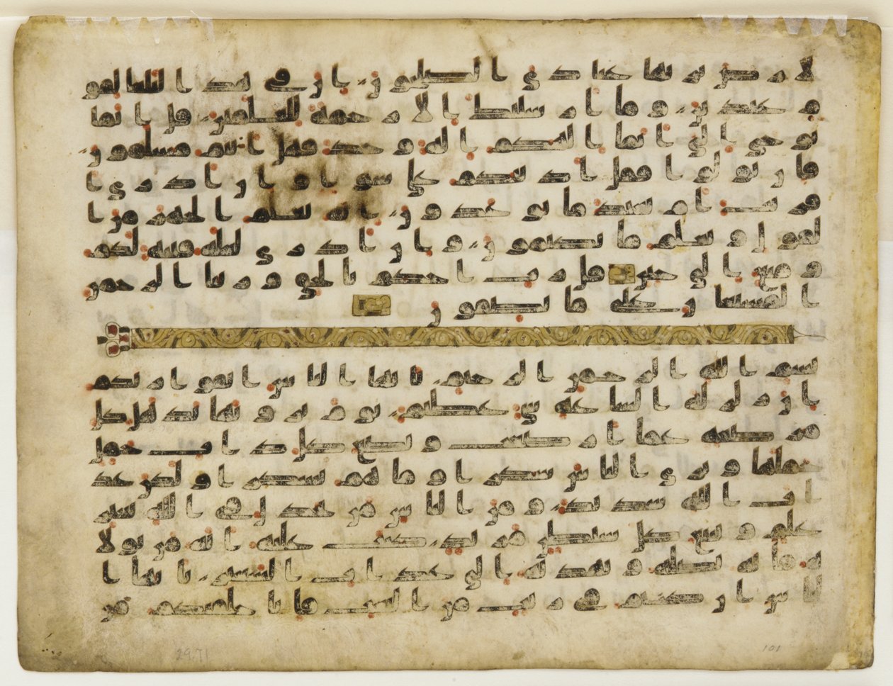 وجه F1929.71 ، ورقة من مصحف ، الشرق الأدنى أو شمال إفريقيا (حبر وذهب ولون على ورق برشمان) بواسطة مدرسة إسلامية