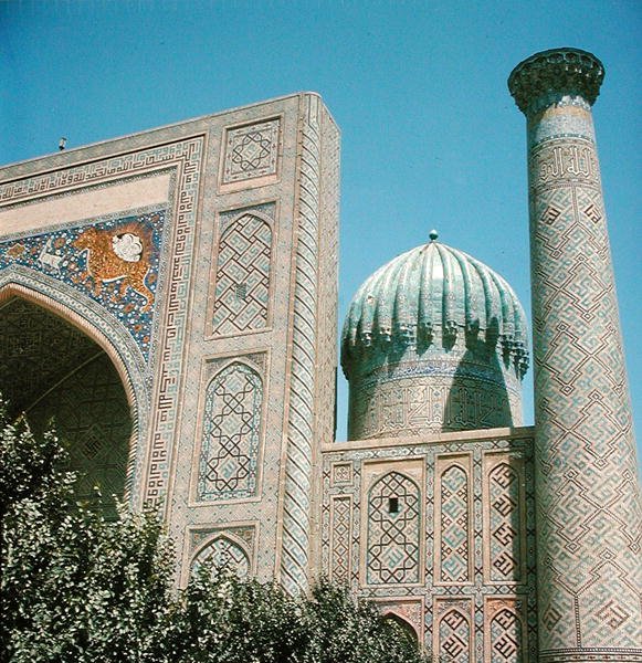 واجهة مدرسة شيردار ، الفترة التيمورية ، ميدان ريجستان ، c.1619-35 بواسطة مدرسة إسلامية
