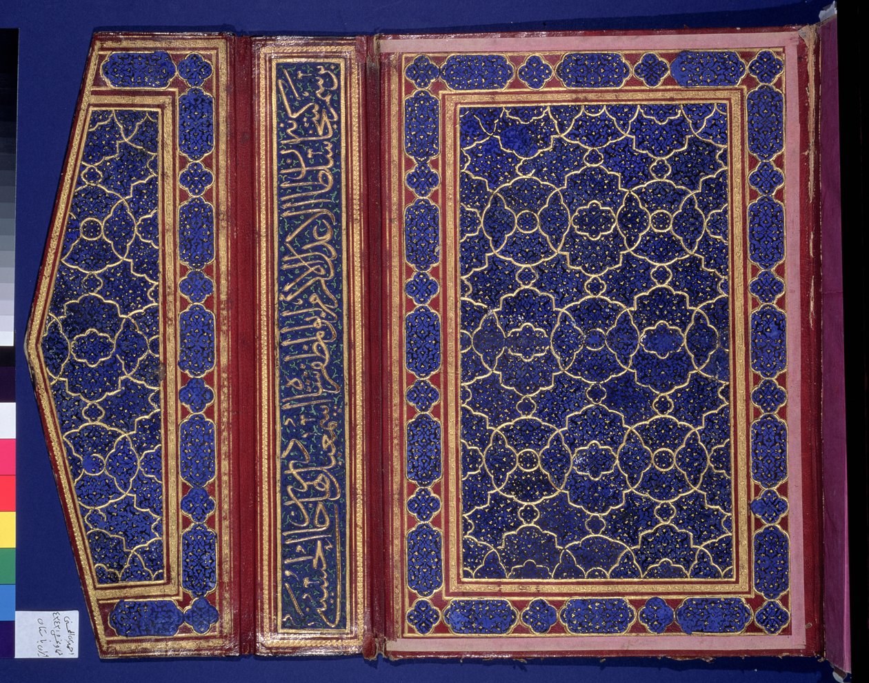 الوجه الداخلي لحالة قرآنية مع نقش الثلث على الغلاف (الجلد) (انظر 181735) بواسطة مدرسة إسلامية
