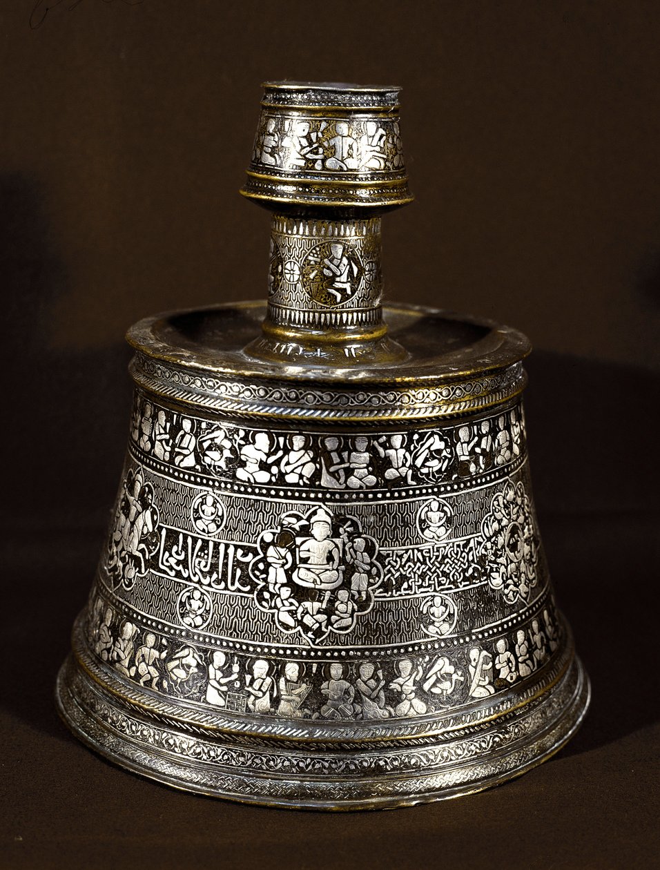 Islamic Art: 13th century silver and copper candlestick. Cairo, Museum of Islamic Art بواسطة مدرسة إسلامية