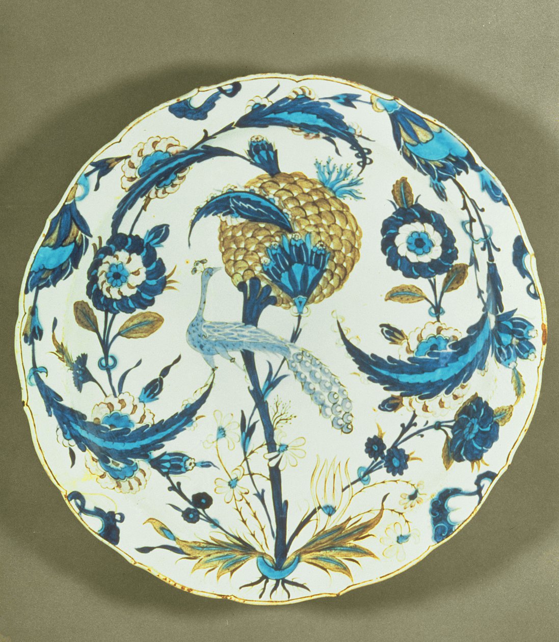 طبق إزنيق مطلي بالطاووس يطفو بين الزهور ، تركيا ، c.1550-55 (فطيرة مزججة متعددة الألوان) بواسطة مدرسة إسلامية