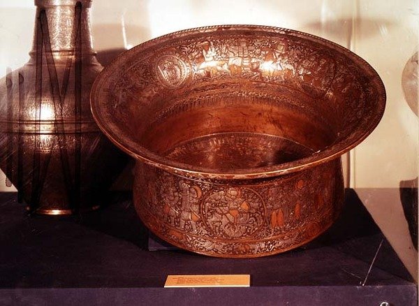 وعاء مملوكي ، يُعرف بمعمودية سانت لويس ، من مصر (النحاس) بواسطة مدرسة إسلامية