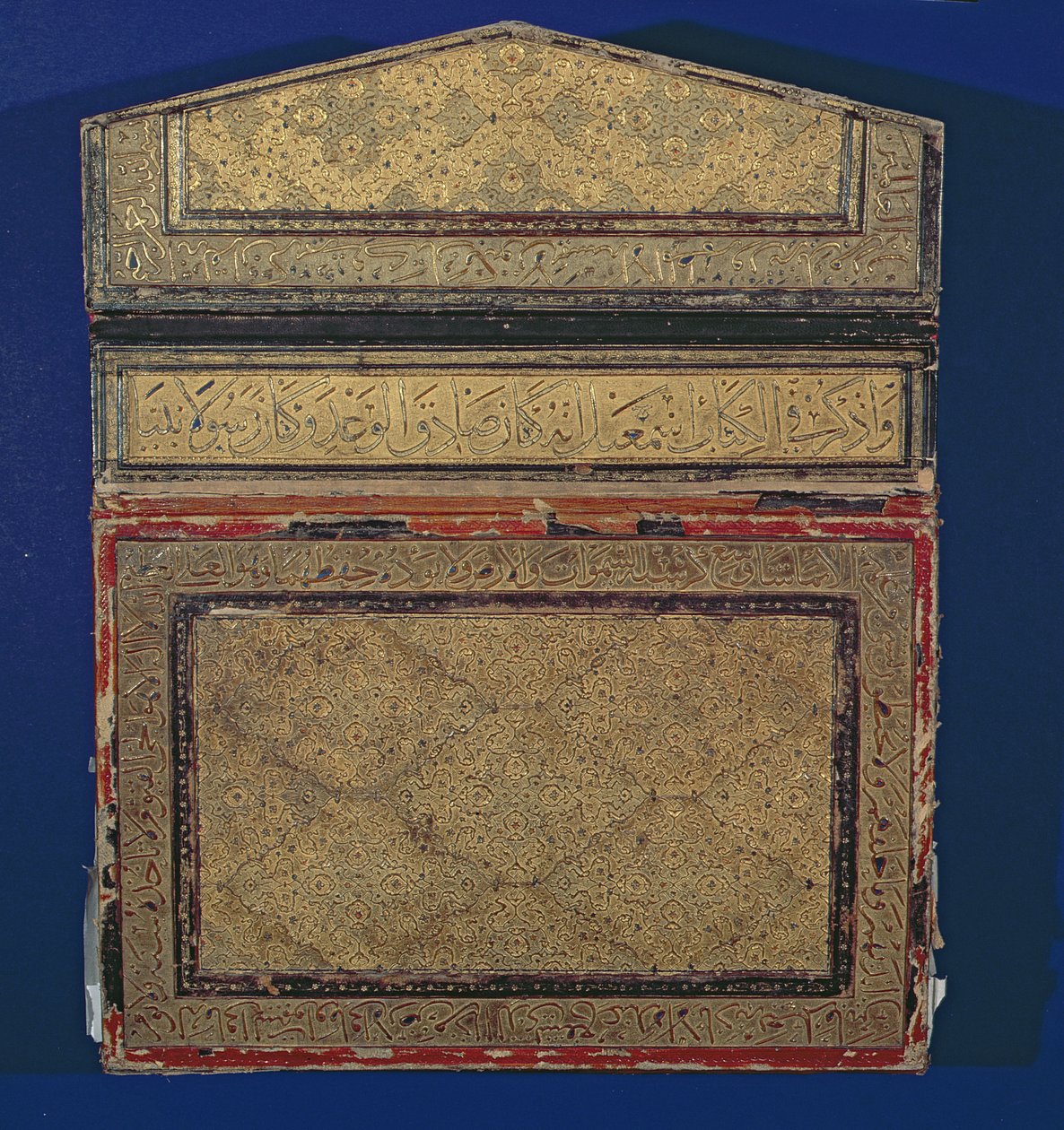 الوجه الخارجي لحالة قرآنية بتصميم إسلمي مذهّب لسورة 56 في الثلث (جلد) (انظر 181734) بواسطة مدرسة إسلامية