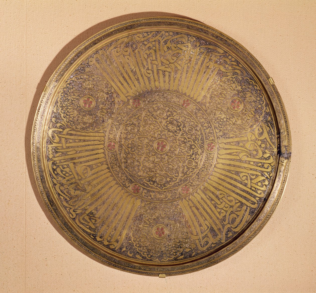 لوحة مكتوب عليها اسم السلطان المجاهد سيف الدين علي (1322-63) ، الدولة الرسولية ، اليمن (معدن) بواسطة مدرسة إسلامية