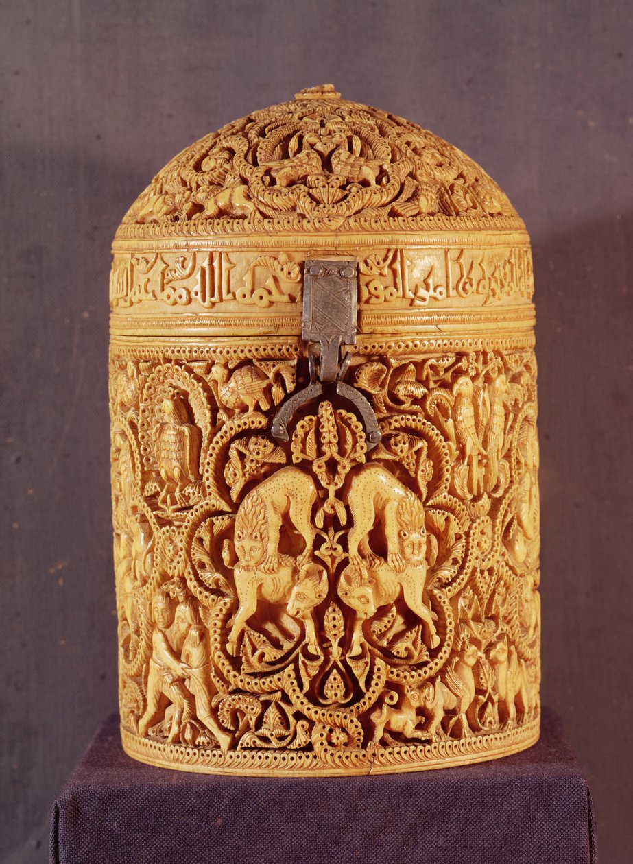 Pyx مع ارتياح يصور ملذات حياة البلاط ، منقوش عليه اسم المغيرة ، ابن الخليفة عبد الرحمن الثالث ، الفترة الأموية ، من قرطبة ، 968 م (انظر أيضًا 101673) بواسطة مدرسة إسلامية