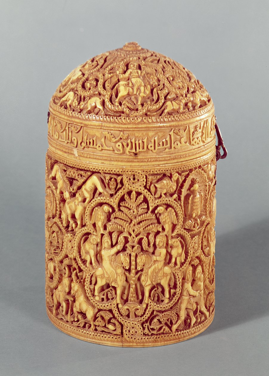 Pyx مع ارتياح يصور ملذات حياة البلاط ، مكتوب باسم المغيرة ، ابن الخليفة عبد الرحمن الثالث ، الفترة الأموية ، من قرطبة ، ج .968 م (انظر أيضًا 101673 و 15 بواسطة مدرسة إسلامية
