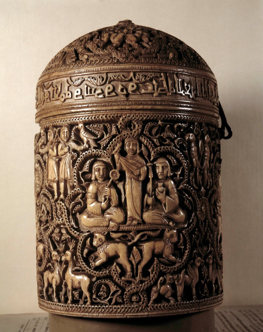 بوكسيد المغيرة (المغيرة أو المغيرة) عاجي من قرطبة ومعد للأمير ، 968. باريس ، متحف اللوفر بواسطة مدرسة إسلامية