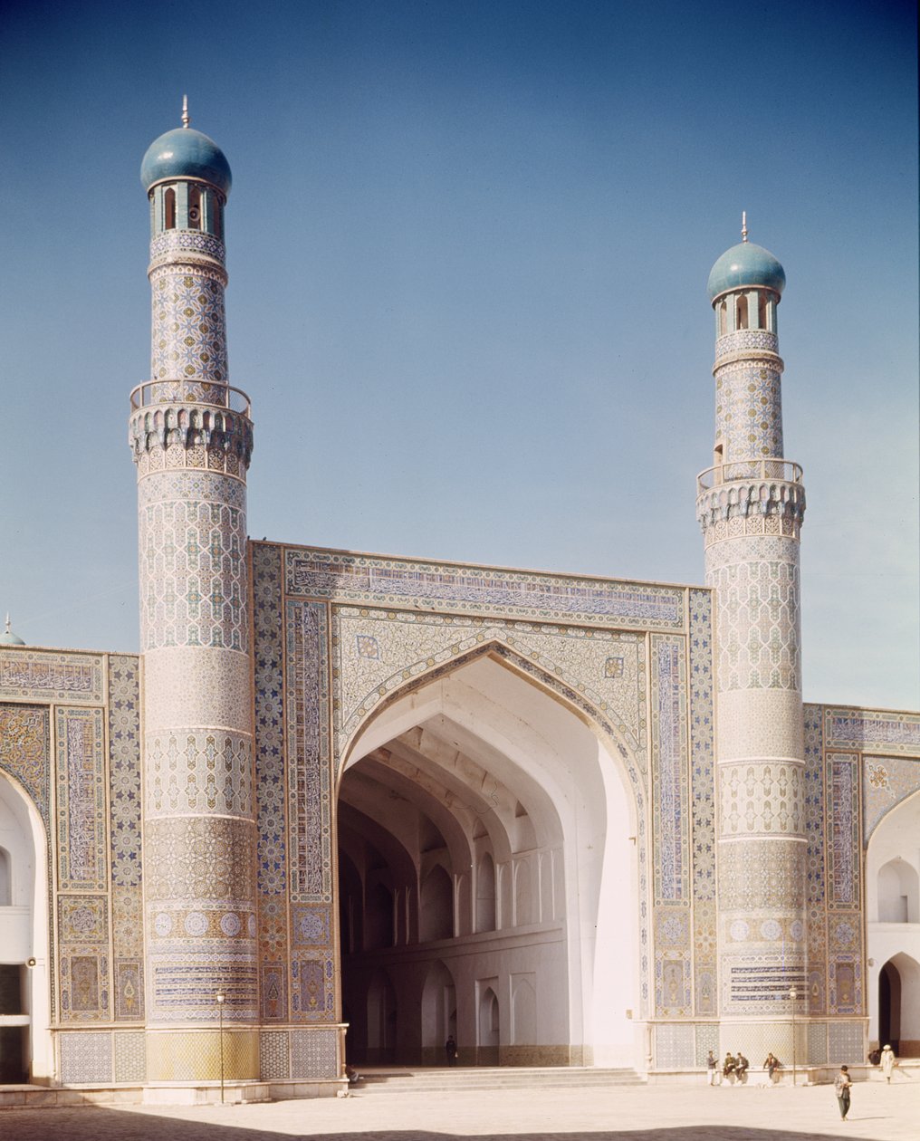 مسجد جامع أو جامع الجمعة ، الذي تأسس عام 1200 ، أعيد بناؤه عام 1498 بواسطة مدرسة إسلامية