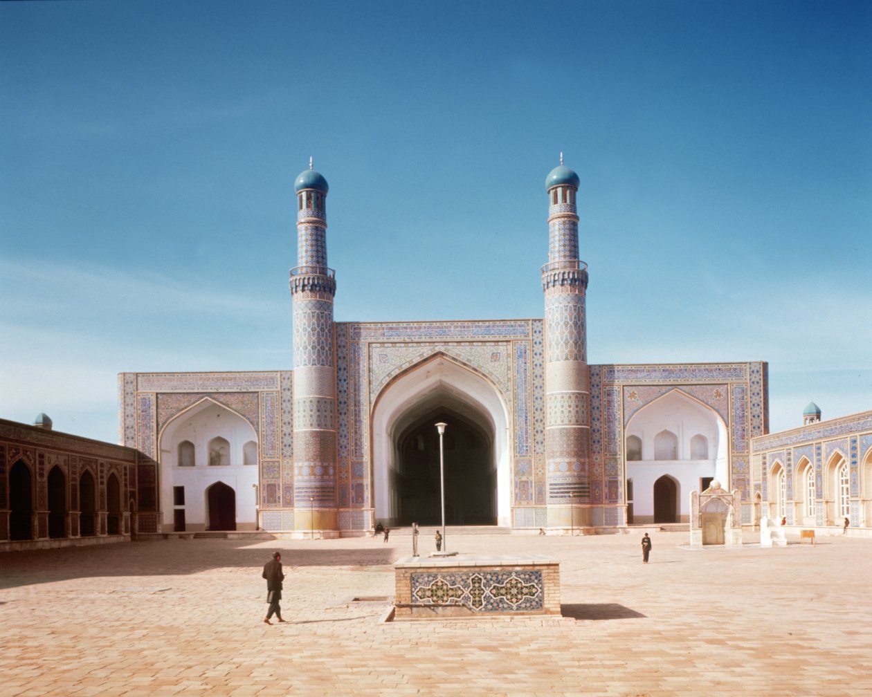 فناء مسجد جامع أو جامع الجمعة ، الذي تأسس عام 1200 ، أعيد بناؤه عام 1498 بواسطة مدرسة إسلامية