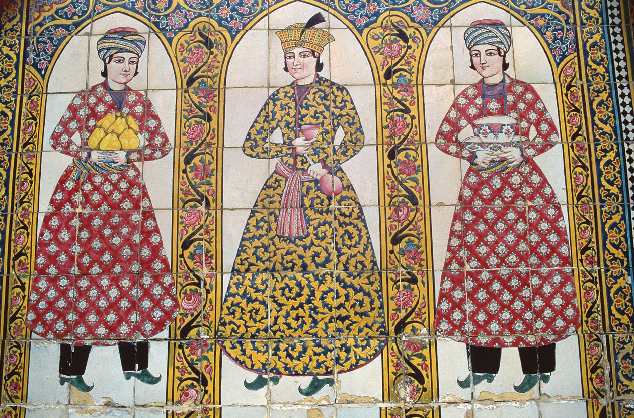 لوحة من البلاط توضح الأزياء التقليدية (السيراميك) بواسطة مدرسة إسلامية
