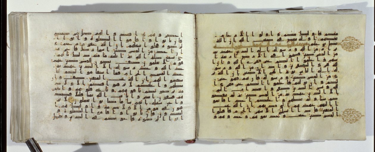 صفحتان من مخطوطة قرآنية مكتوبة بالخط الكوفي الشرقي بواسطة مدرسة إسلامية
