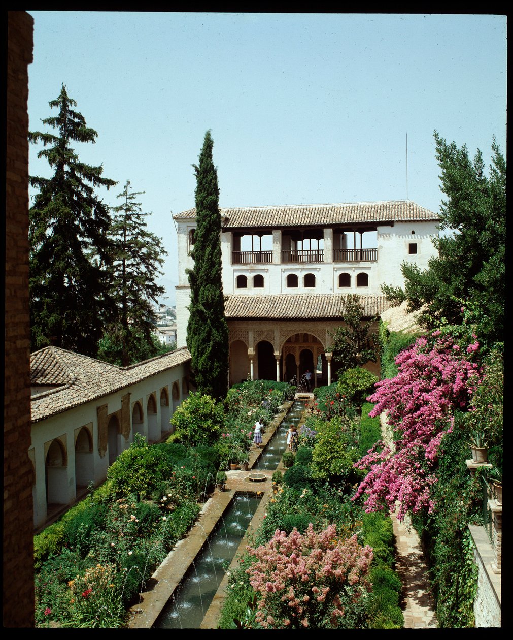 منظر من Palacio de Generalife والحدائق الصيفية بواسطة مدرسة إسلامية