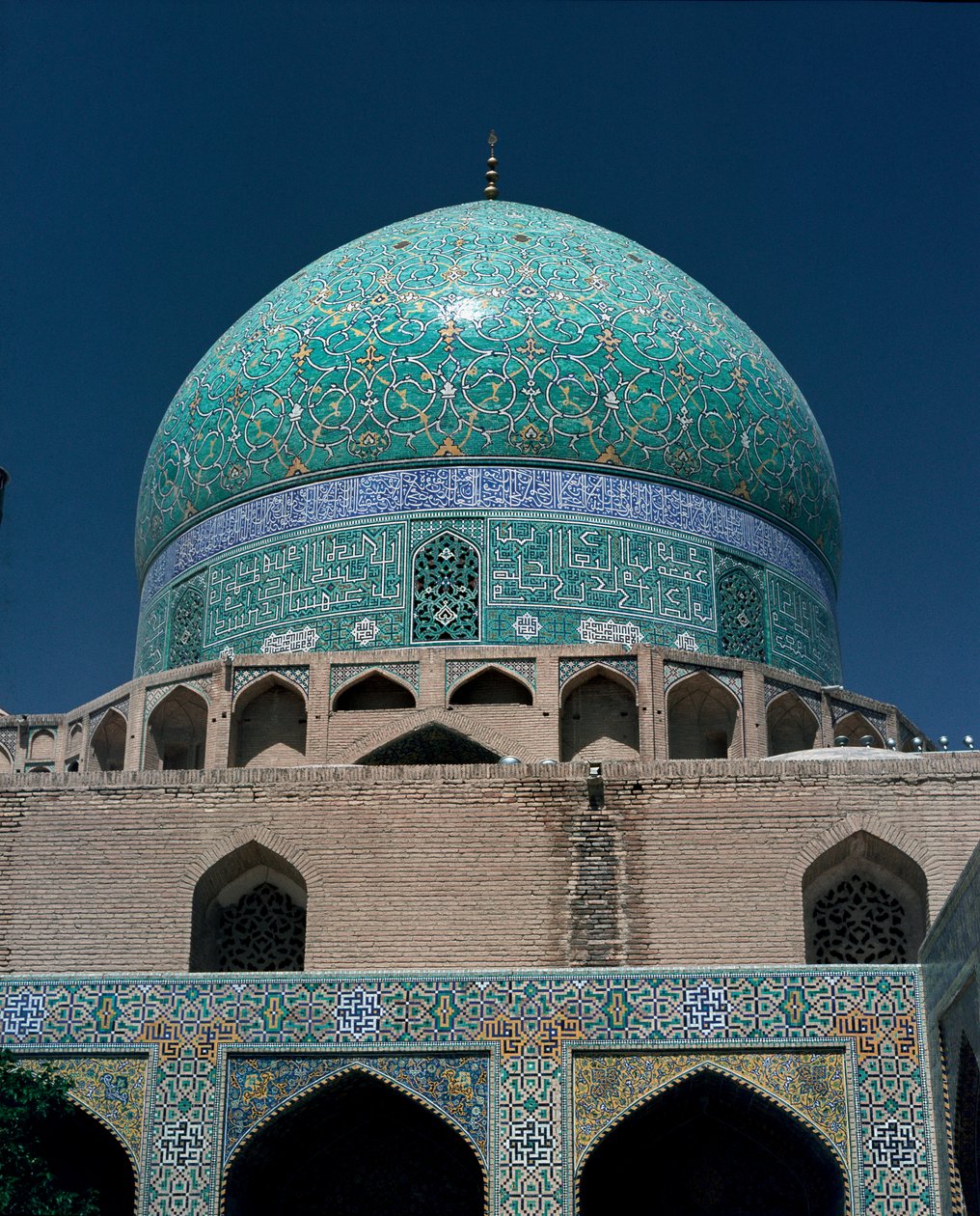 منظر لمسجد الشاه (المعروف أيضًا باسم مسجد الإمام) بواسطة مدرسة إسلامية