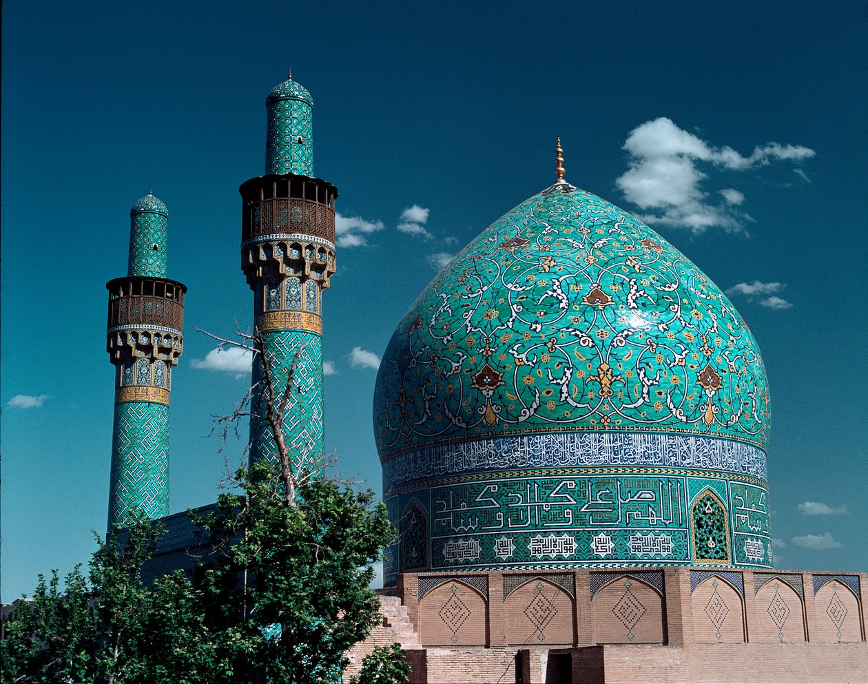 منظر لمسجد الشاه (المعروف أيضًا باسم مسجد الإمام) بواسطة مدرسة إسلامية