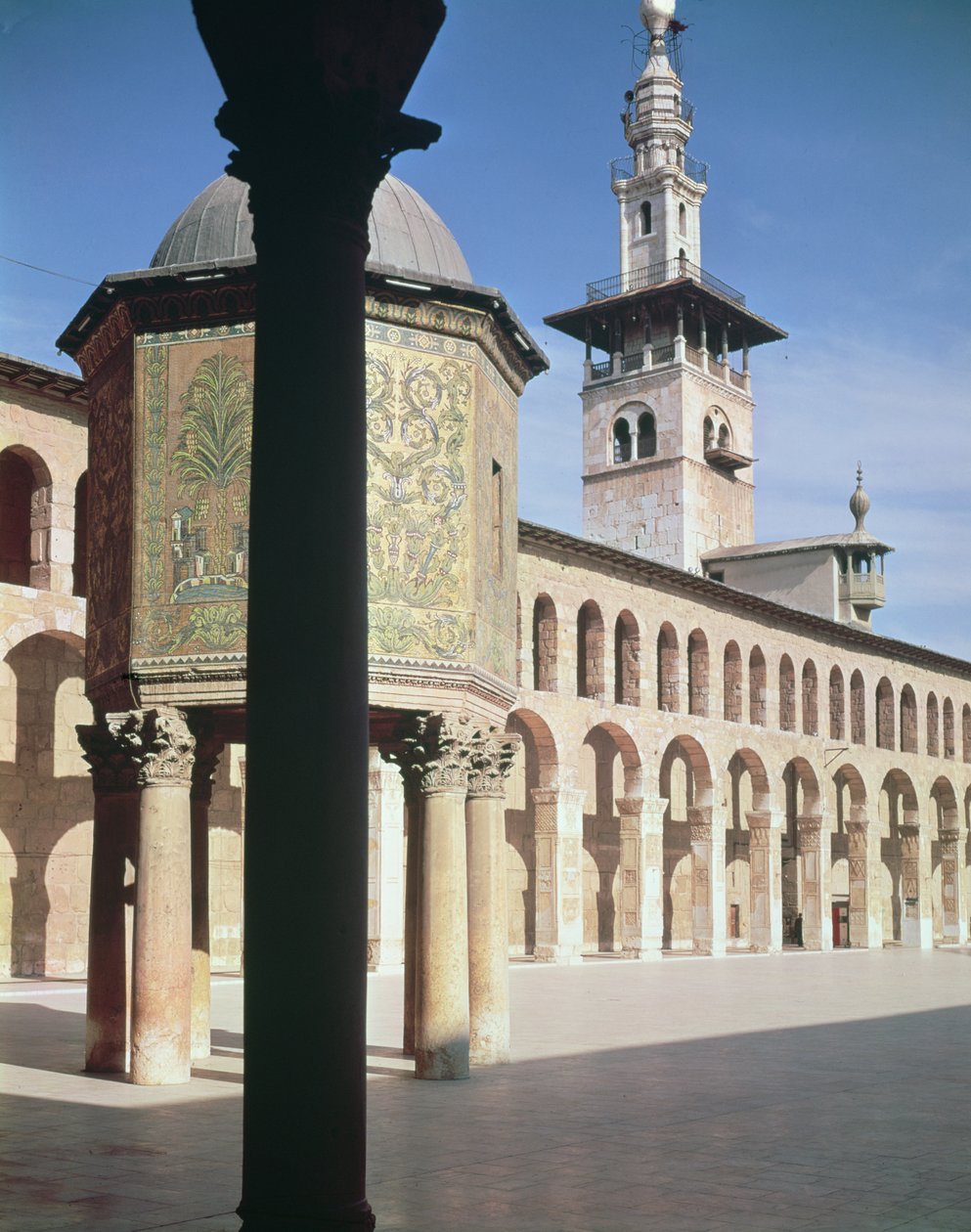 منظر للخزانة (بيت المال) والمئذنة الشمالية في الفناء ، بنيت في 705-715 م (الصورة) بواسطة مدرسة إسلامية