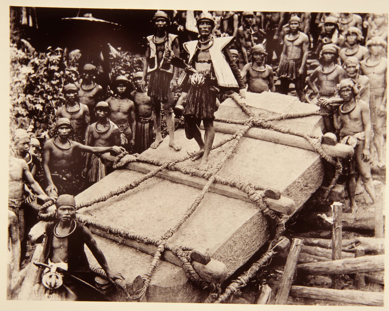 ناس نوا ينقلون المغليث ، حوالي 1920 بواسطة مصور إيطالي
