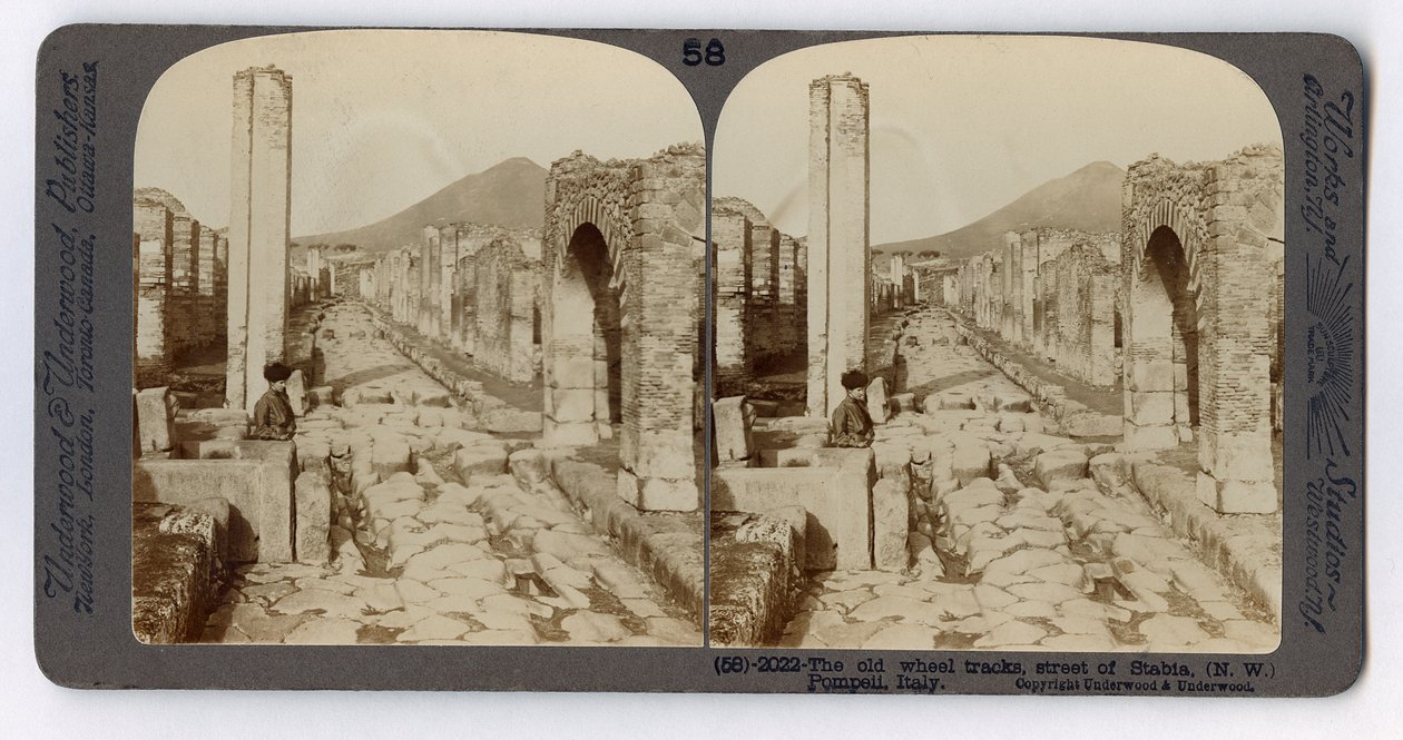 مسارات العجلات القديمة في شارع ستابيان ، بومبي ، من مكتبة أندروود للسفر ، 1895 (صورة بني داكن) بواسطة مصور إيطالي