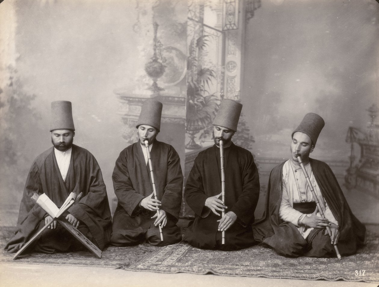 ثلاثة موسيقيين درويش ومغني ، تركيا ، 1890 بواسطة مصور إيطالي