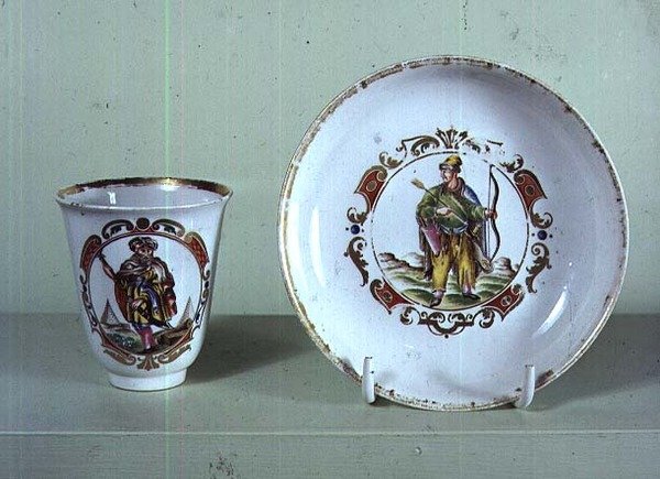 كأس وصحن ، مصنع Vezzi ، البندقية ، c.1725 (بورسلين) بواسطة المدرسة الايطالية