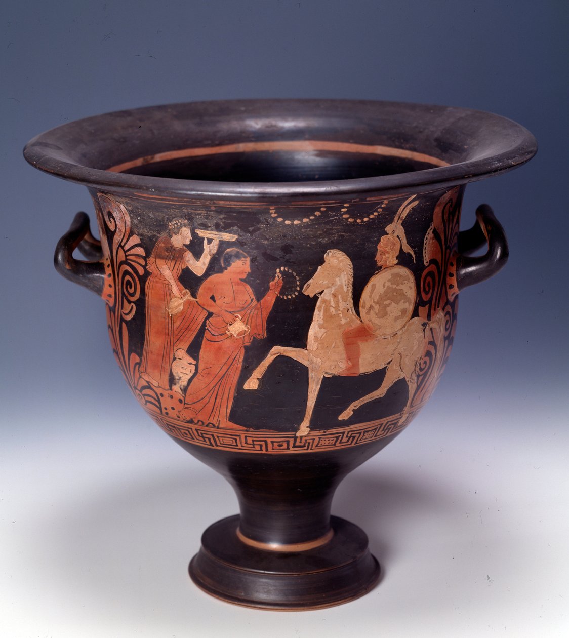 Krater من Cumae يمثل مشهد القرابين (الطين ، 320-310 قبل الميلاد) بواسطة شبه الجزيرة الإيطالية