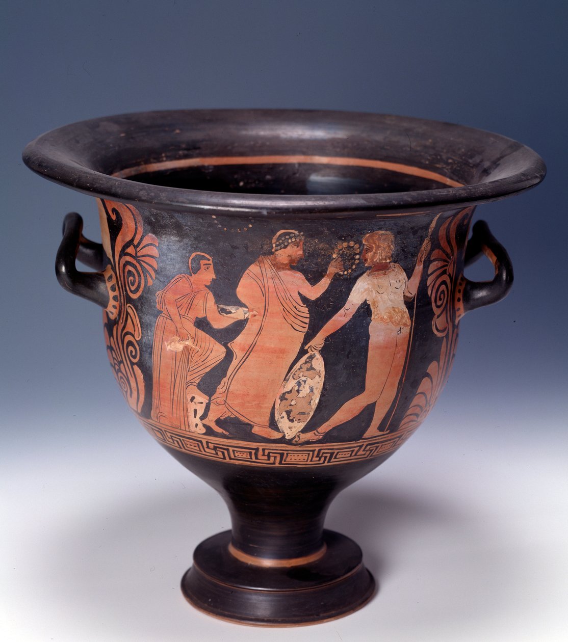 Krater من Cumae يمثل مشهد القرابين (الطين ، 320-310 قبل الميلاد) بواسطة شبه الجزيرة الإيطالية