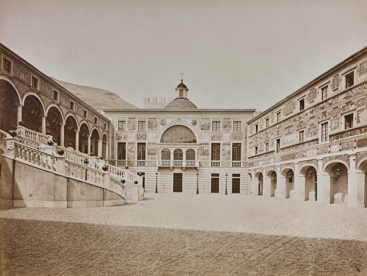 ألبوم "Italie 1882، Naples، Pise، Gênes، Corniche": الفناء الداخلي لقصر الأمير في موناكو بواسطة مصور إيطالي