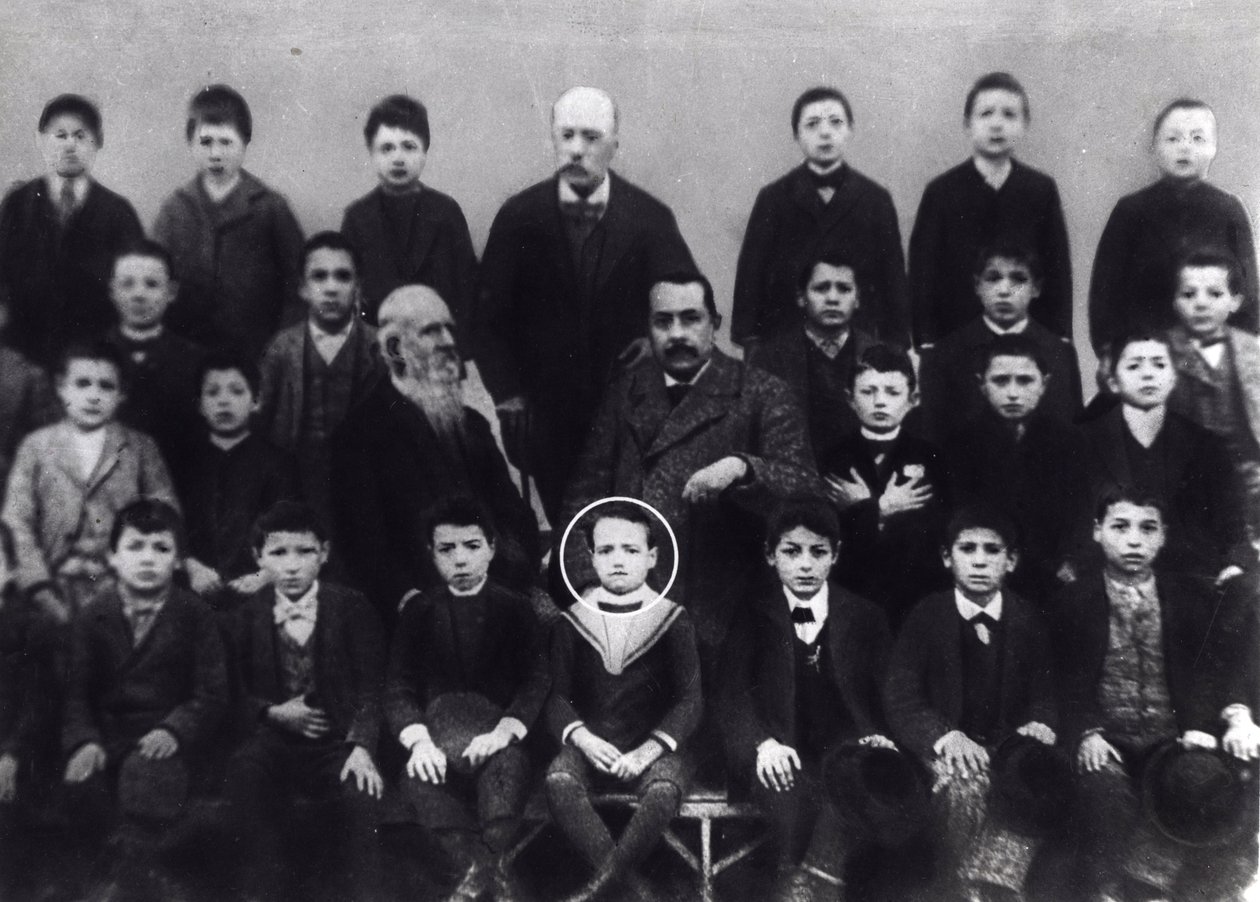 Benito Mussolini a l'ecole elementaire - Benito mussolini alunno elementare - صورة لبينيتو موسوليني مع زملائه في الفصل وبعض المدرسين بواسطة مصور إيطالي
