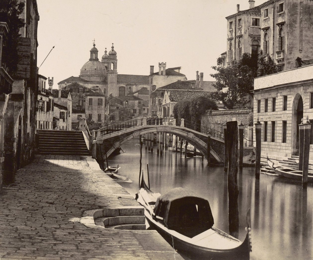 جسر على ريو اوجنيسانتي في البندقية ، c.1875 بواسطة مصور إيطالي