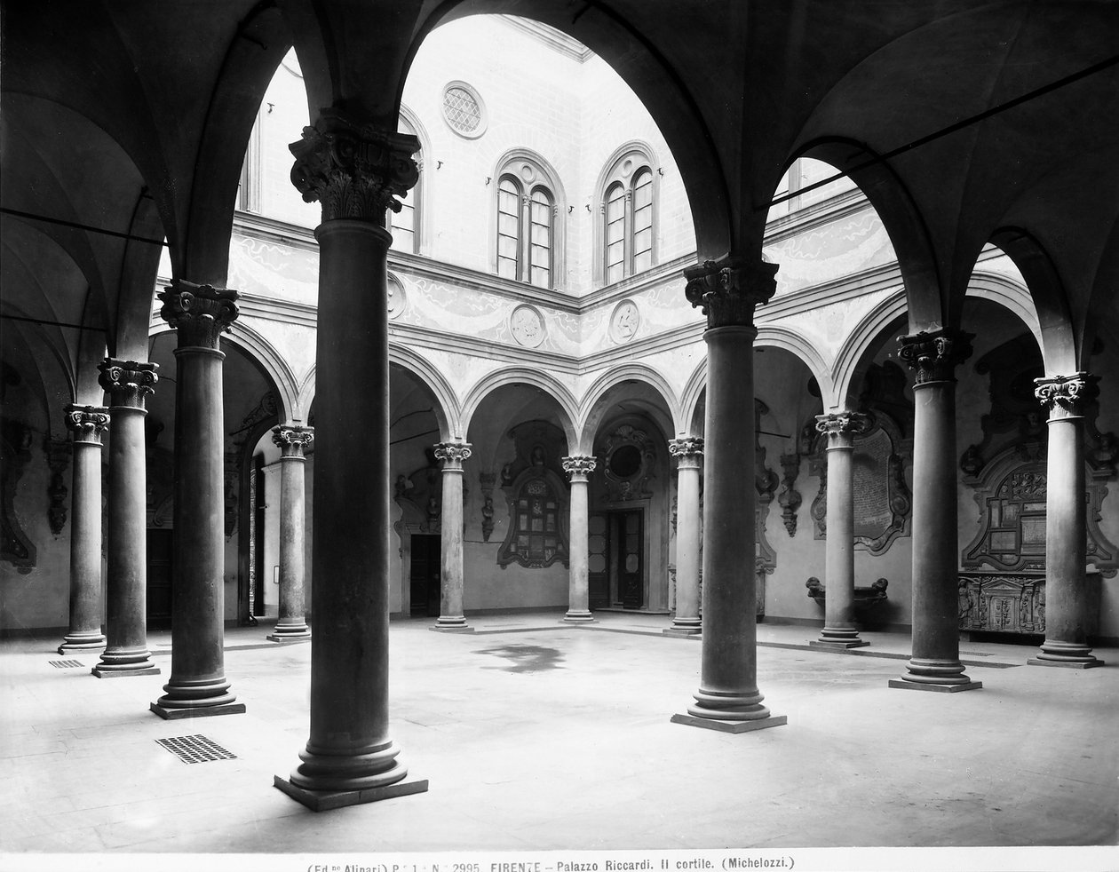 فناء Palazzo Medici Riccardi ، فلورنسا ، إيطاليا ، حوالي 1890 (b / w photo) بواسطة مصور إيطالي