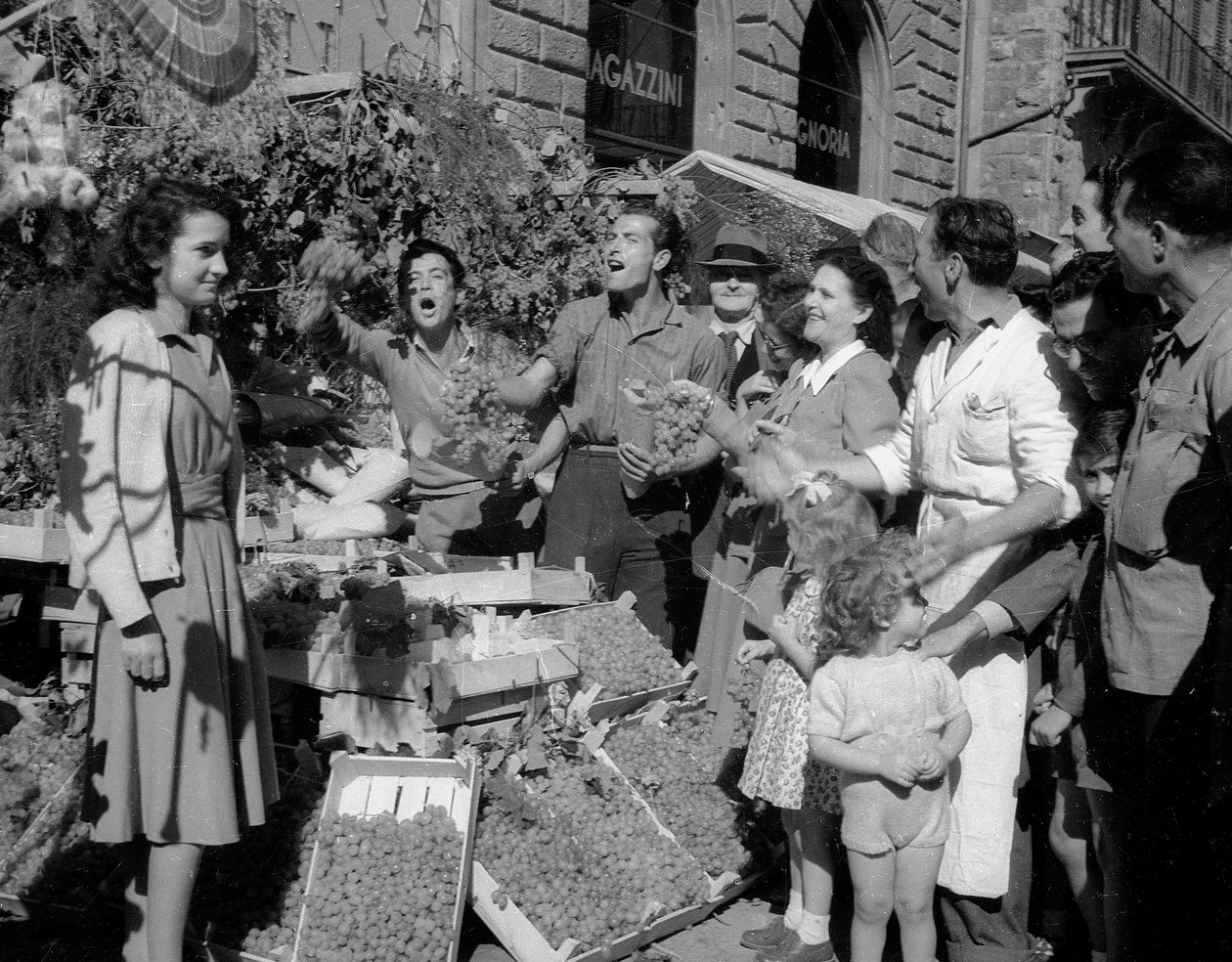مهرجان العنب في فلورنسا عام 1955 (طباعة فضية على الجيلاتين) بواسطة مصور إيطالي