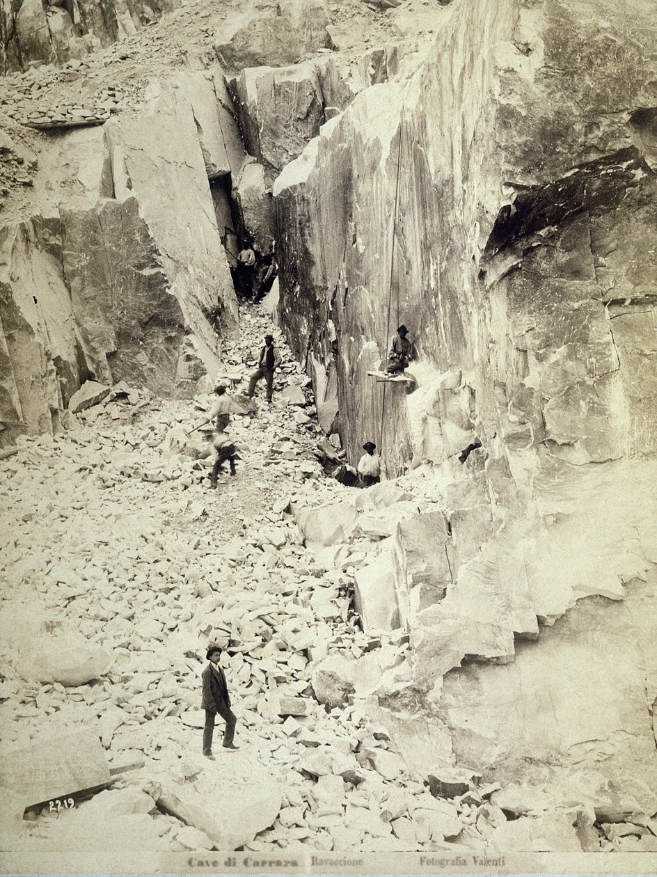 مجموعة من المحاجر في العمل في أحد محاجر Ravaccione ، c.1890-1900 بواسطة مصور إيطالي