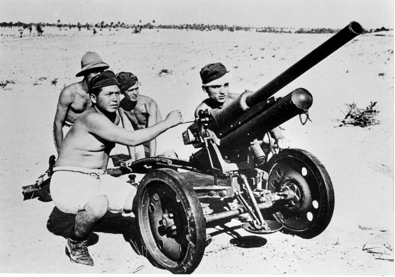 مضاد الدبابات الإيطالي في الصحراء الليبية. 1941. بواسطة مصور إيطالي
