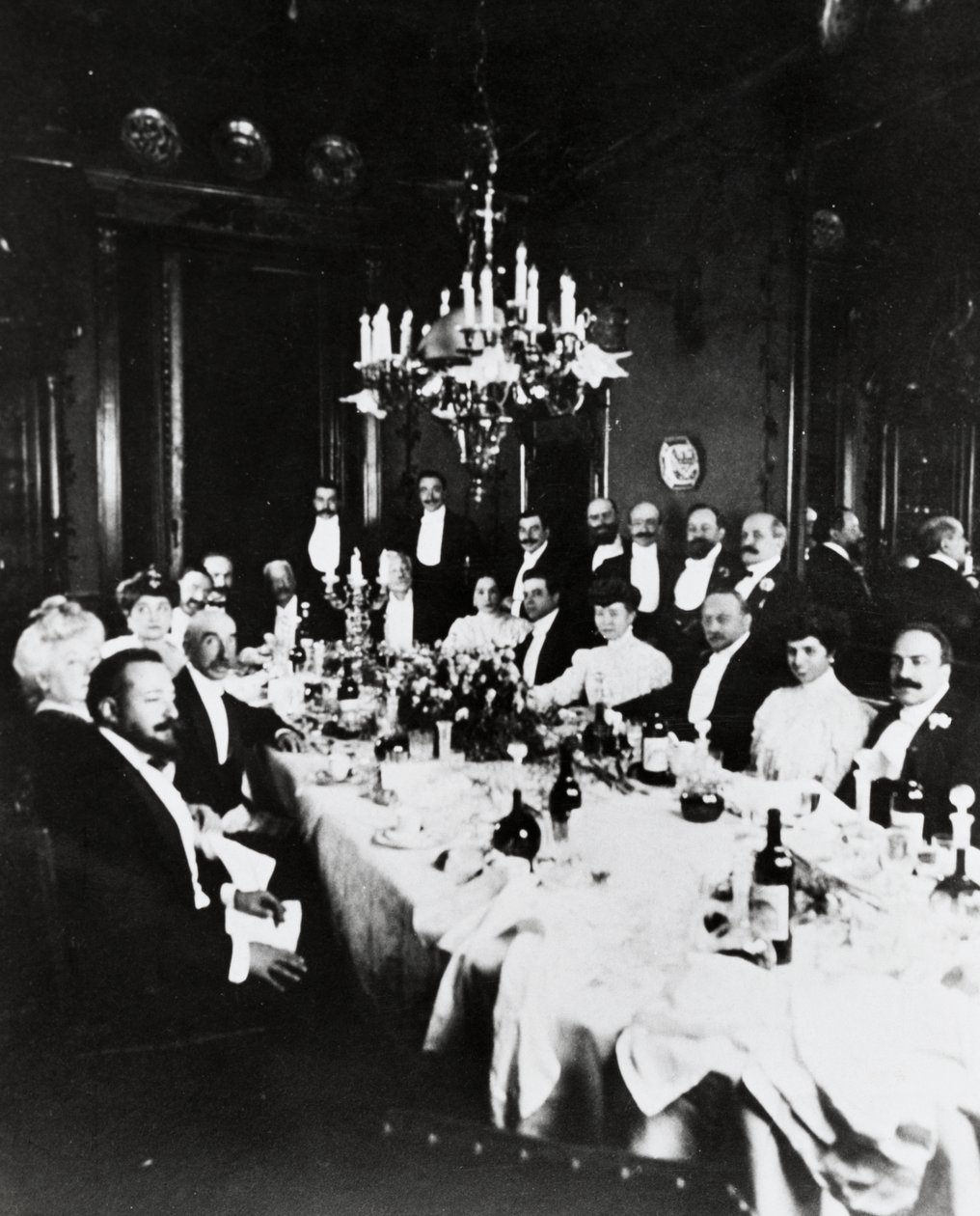 Lunch at Casa Sonzogno, among the guests it is possible to recognize Francesco Cilea, Pietro Mascagni, Umberto Giordano, Carlo Romussi, Arturo Colautti, Amintore Galli and Edoardo Sonzogno, Milan بواسطة مصور إيطالي