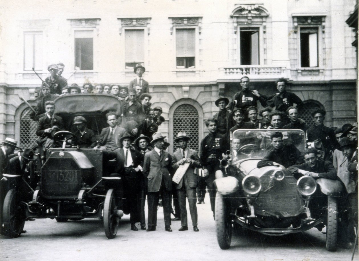 ميلان ، 3 و 4 أغسطس 1922. رد فعل الفاشيين على الإضراب. فرق العمل في سكالا سكوير. بواسطة مصور إيطالي