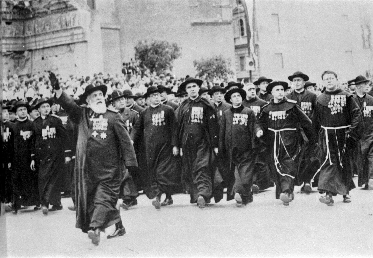 موكب في روما عام 1931 ، سبقته الهيئة الكنسية. بواسطة مصور إيطالي